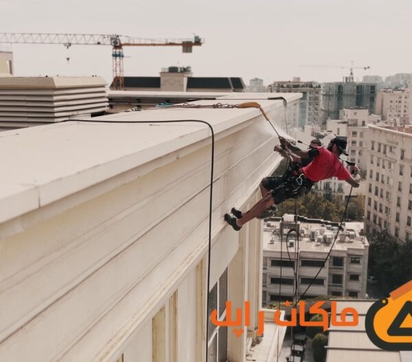 کار در ارتفاع شستشوی نما با واترجت مرکز خرید سانا در تهران