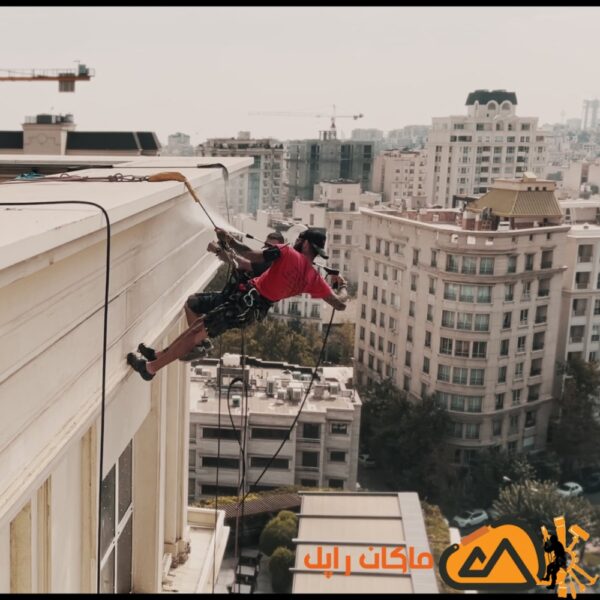 کار در ارتفاع شستشوی نما با واترجت مرکز خرید سانا در تهران