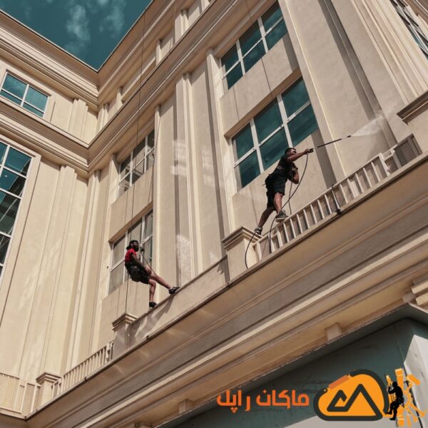 کار در ارتفاع شستشوی نما با واترجت مرکز خرید سانا در تهران